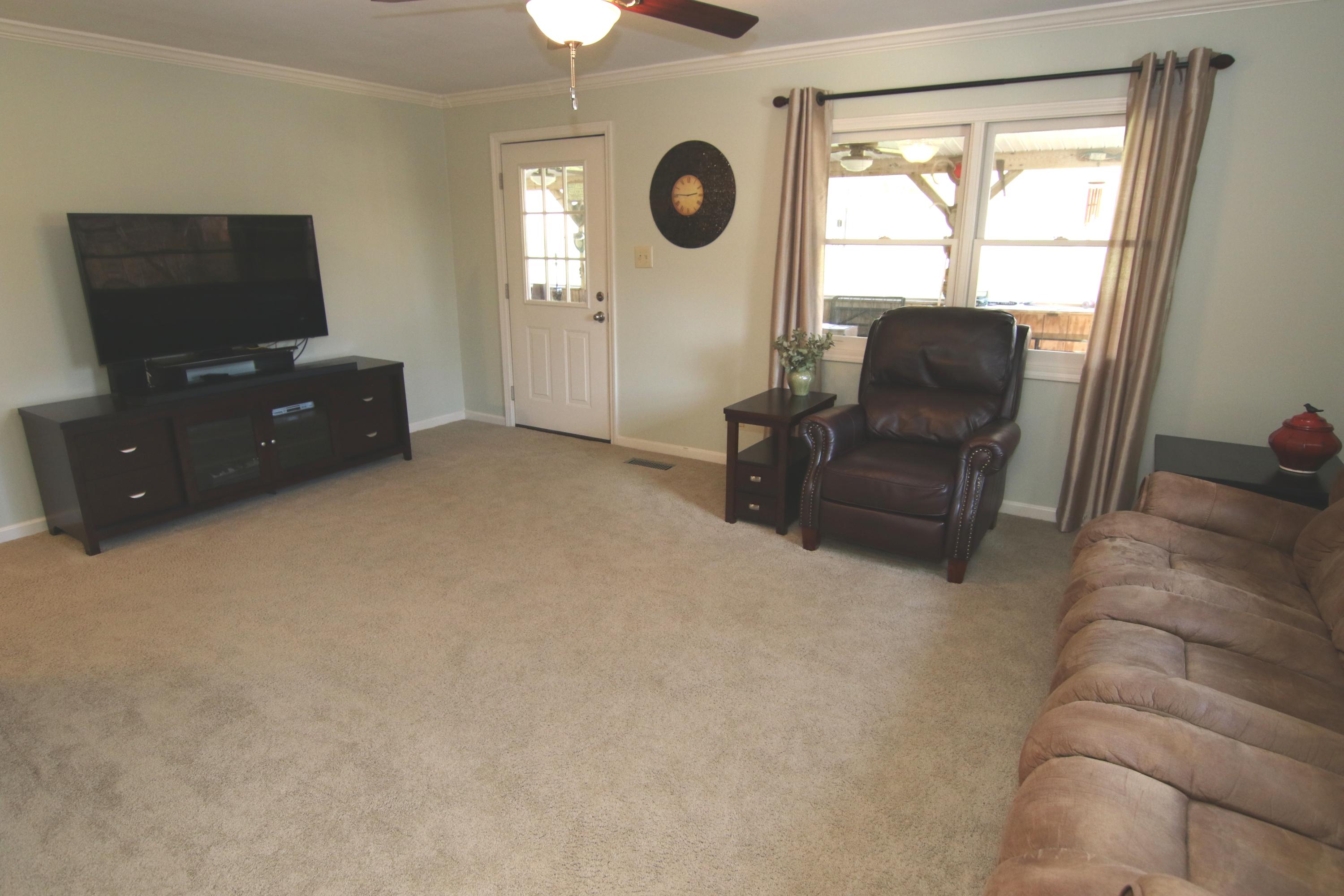 213 Green Road Knoxville, TN 37920 - Photo 30 of 33 Living C