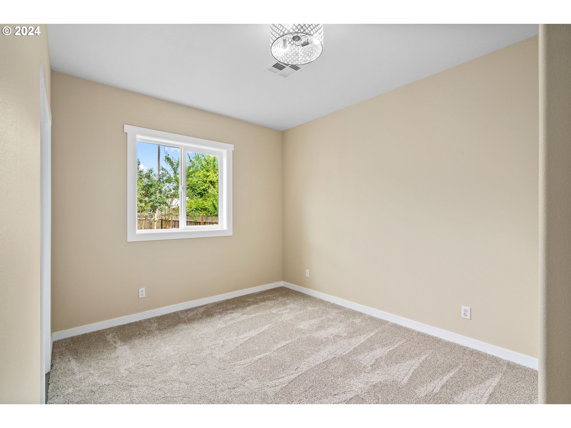 390 36th Street Springfield, OR 97478 - Photo 17 of 22 an empty room with windows