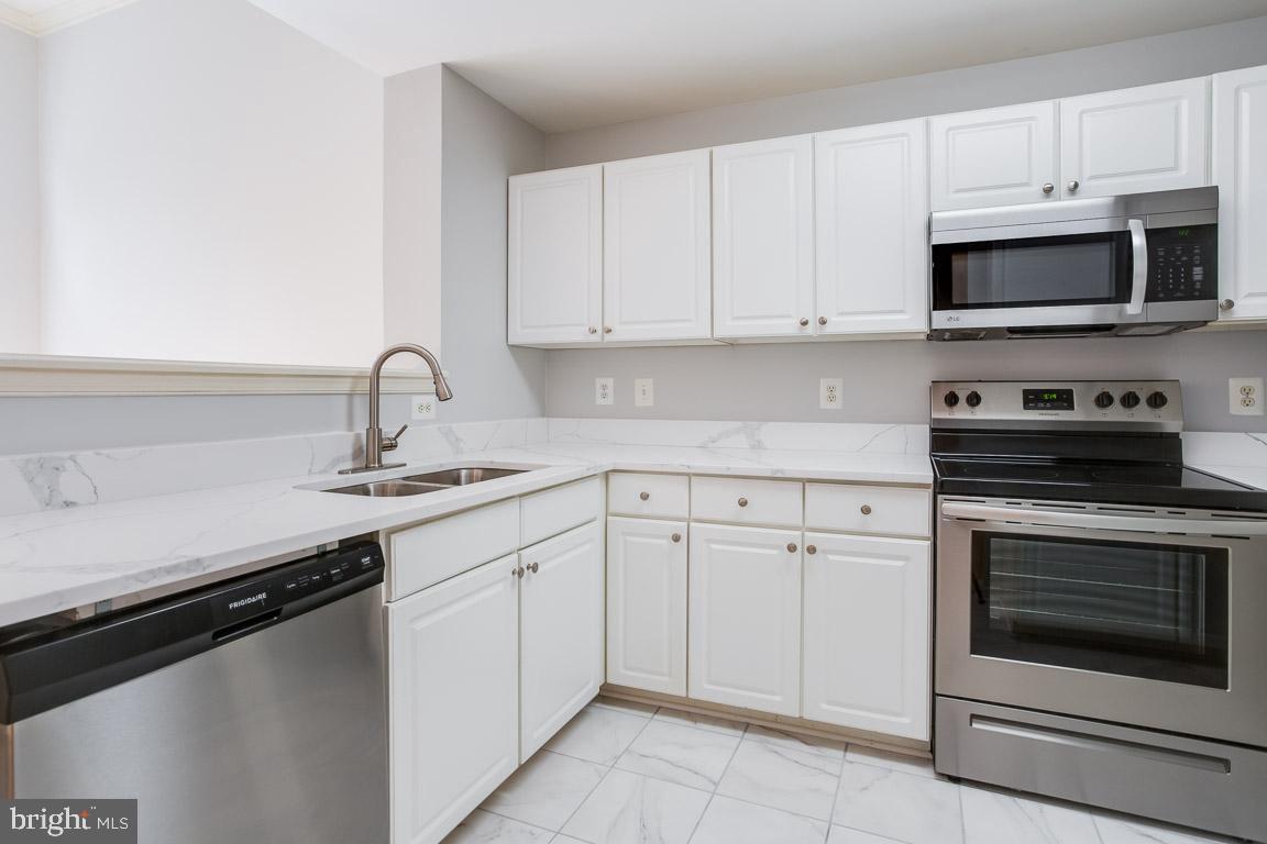 12093 Trumbull Way, Unit 20931 Reston, VA 20190 - Photo 17 of 32 Kitchen with SS apliances and Quartz counter tops