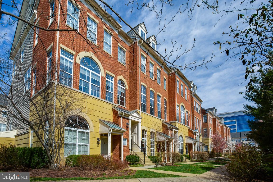 12093 Trumbull Way, Unit 20931 Reston, VA 20190 - Photo 31 of 32 Private, and tree facing