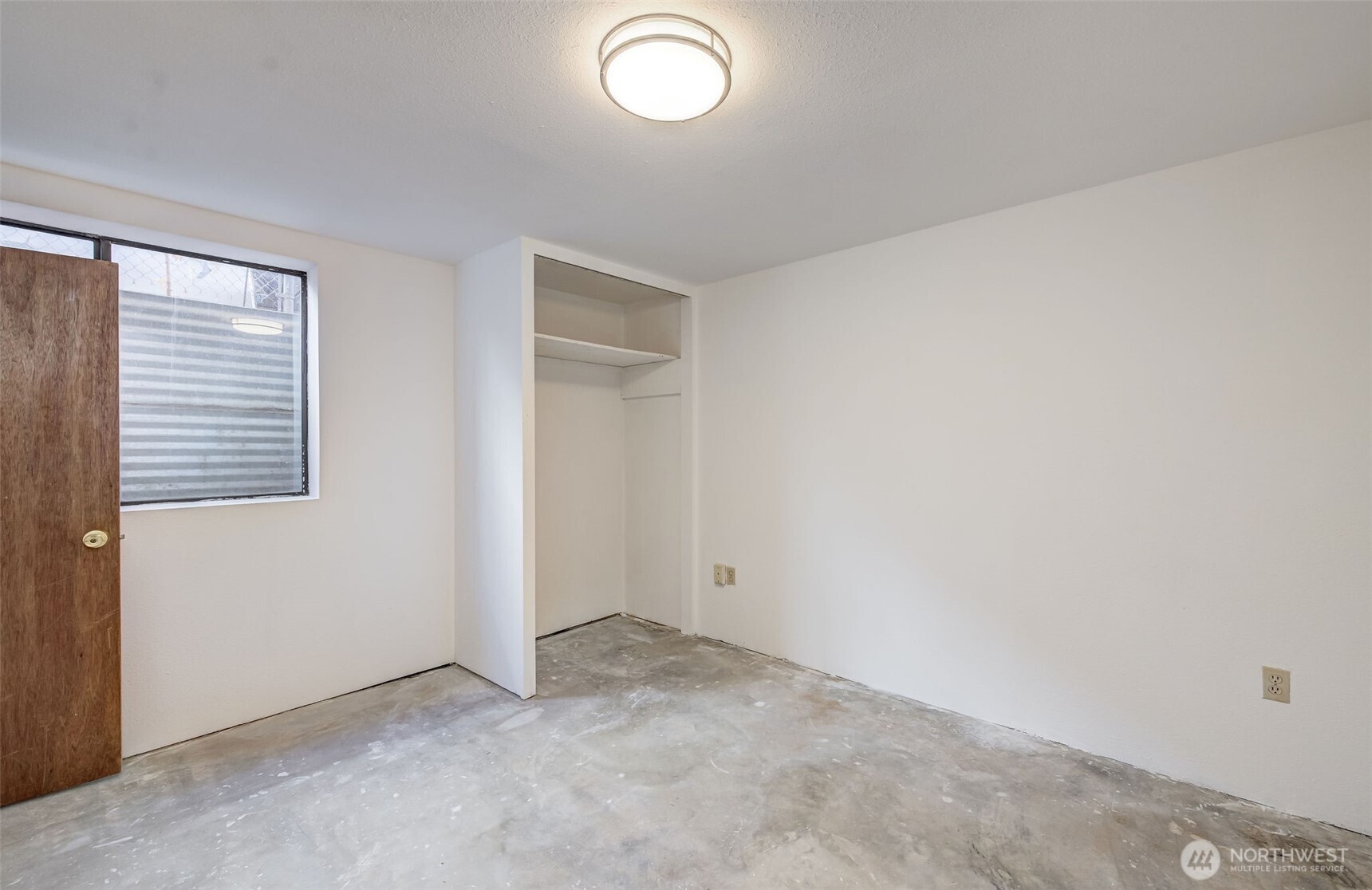 815 Kittitas Street Wenatchee, WA 98801 - Photo 11 of 12 an empty room with windows and closet