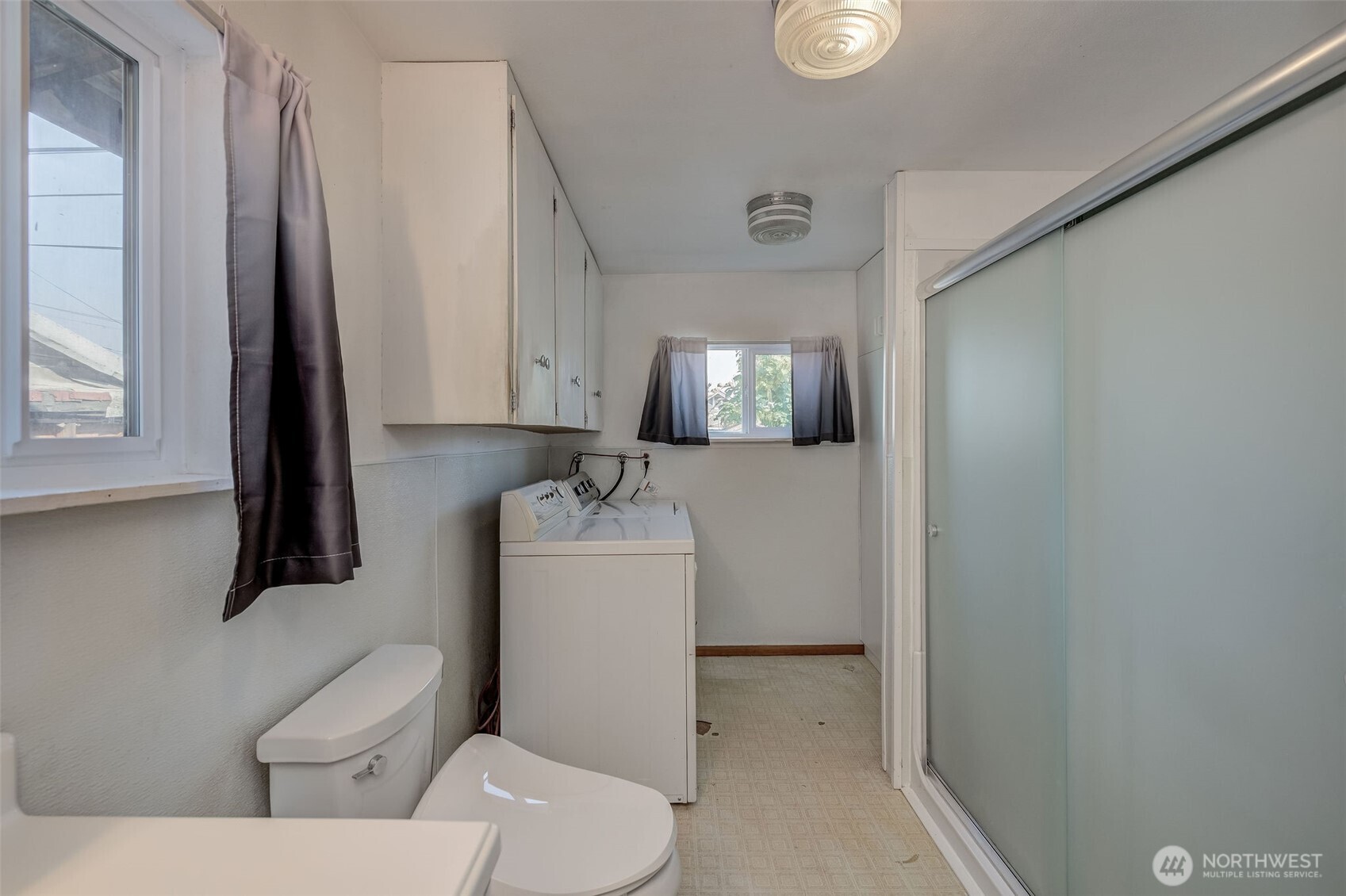 815 Kittitas Street Wenatchee, WA 98801 - Photo 10 of 12 a bathroom with a toilet sink and mirror
