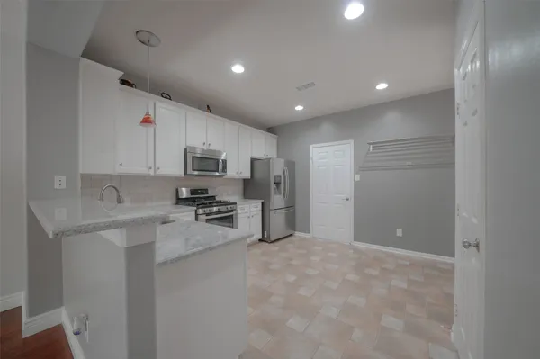 $2,400 | 23 Endor Forest Place, The Woodlands, TX 77382