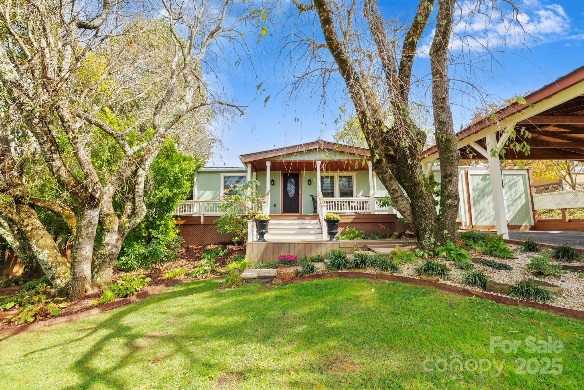 a view of a house with a yard