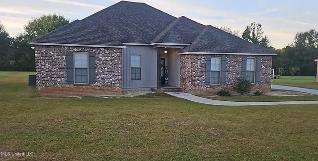 $284,000 | 15 South Town Lane, Purvis, MS 39475
