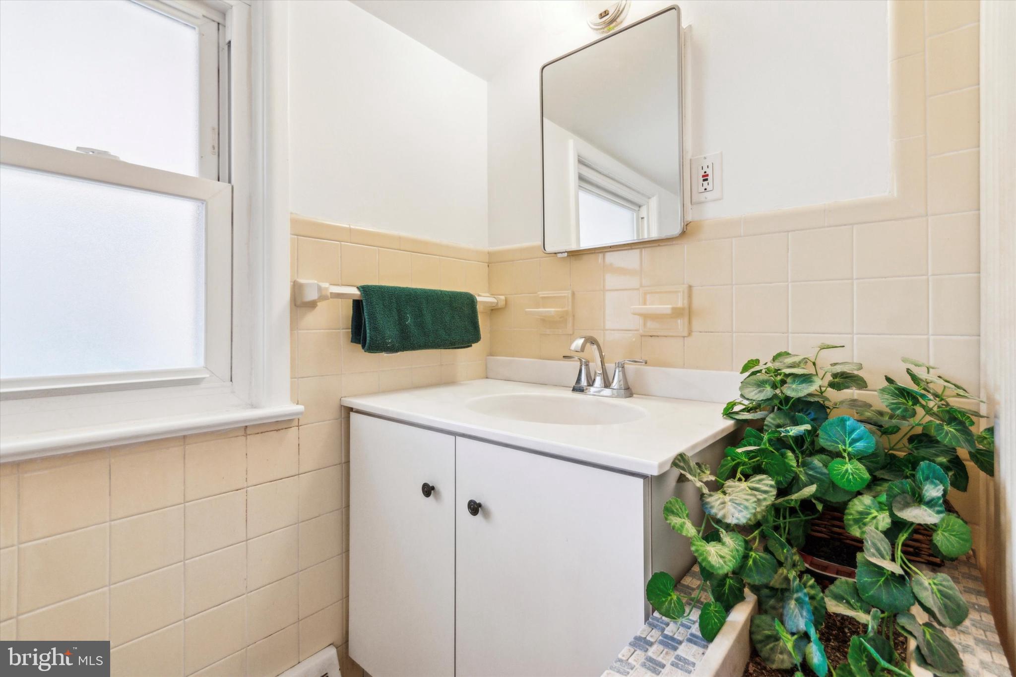 864 Beechwood Road Havertown, PA 19083 - Photo 22 of 28 Upstairs Hall Bath has tub and tub shower