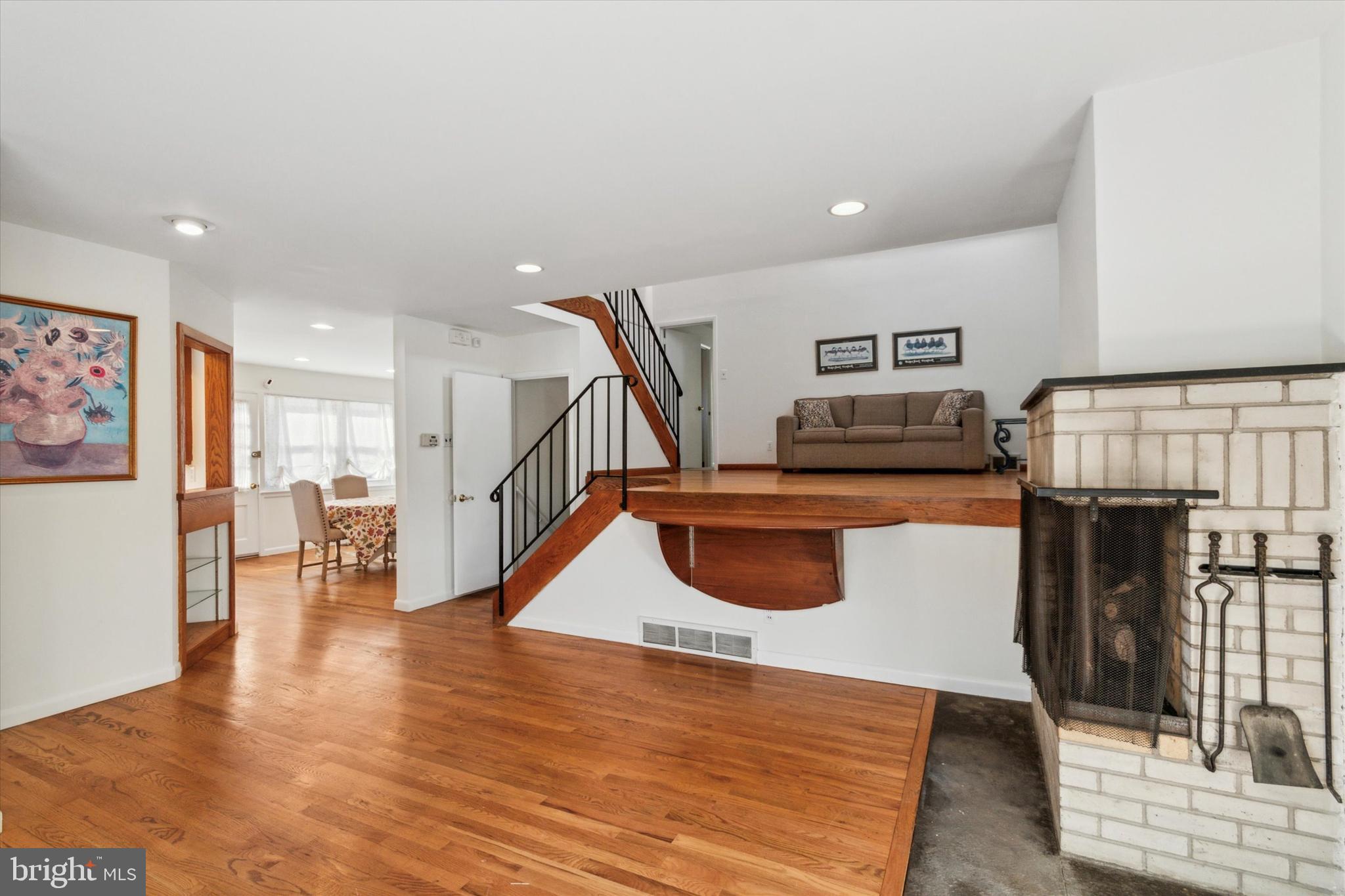 864 Beechwood Road Havertown, PA 19083 - Photo 5 of 28 Living Room