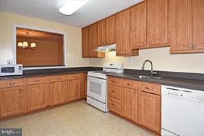 10085 Oakton Terrace Road Oakton, VA 22124 - Photo 12 of 30