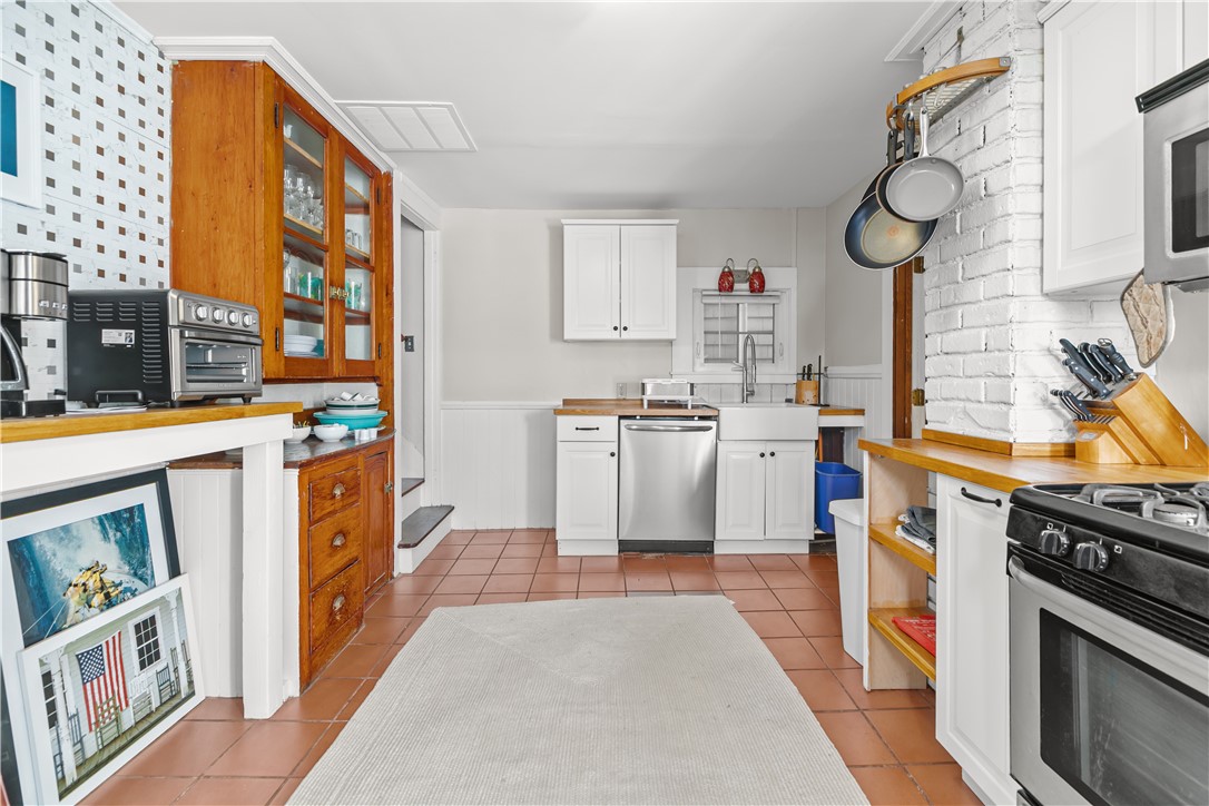 35 Pope Street Newport, RI 02840 - Photo 11 of 29