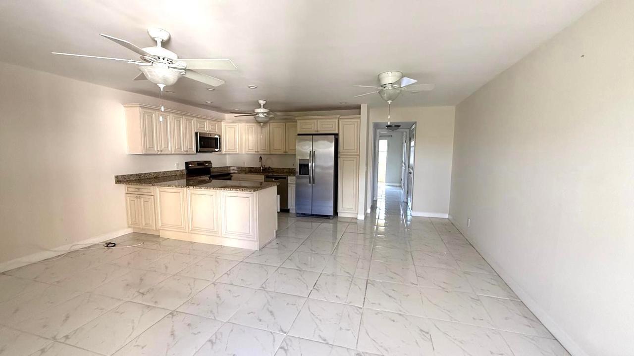 42 Sussex B, Unit B West Palm Beach, FL 33417 - Photo 3 of 7 WhatsApp Image 2025-08-19 at 10.12.28 PM