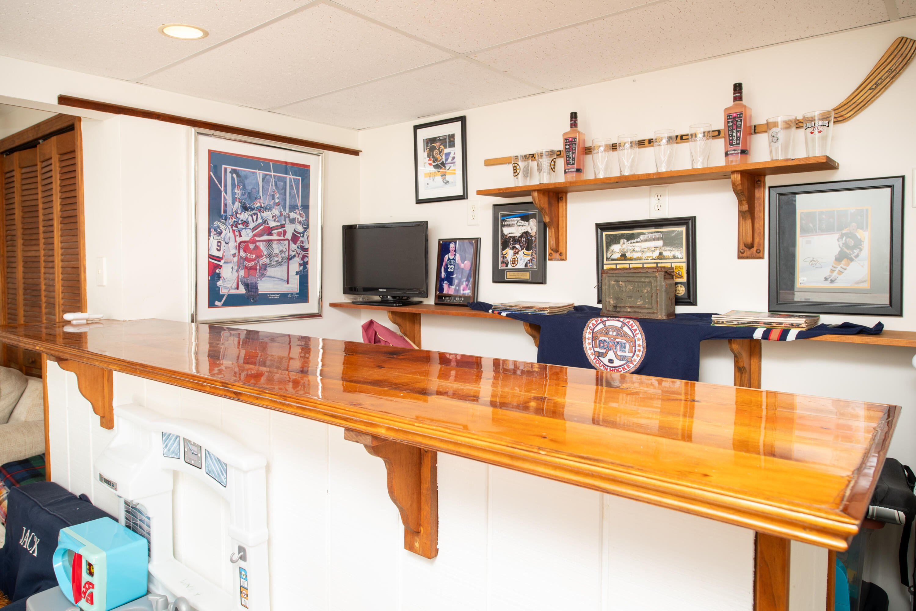 11 Warwick Way Mashpee, MA 02649 - Photo 33 of 67 a view of a living room and kitchen