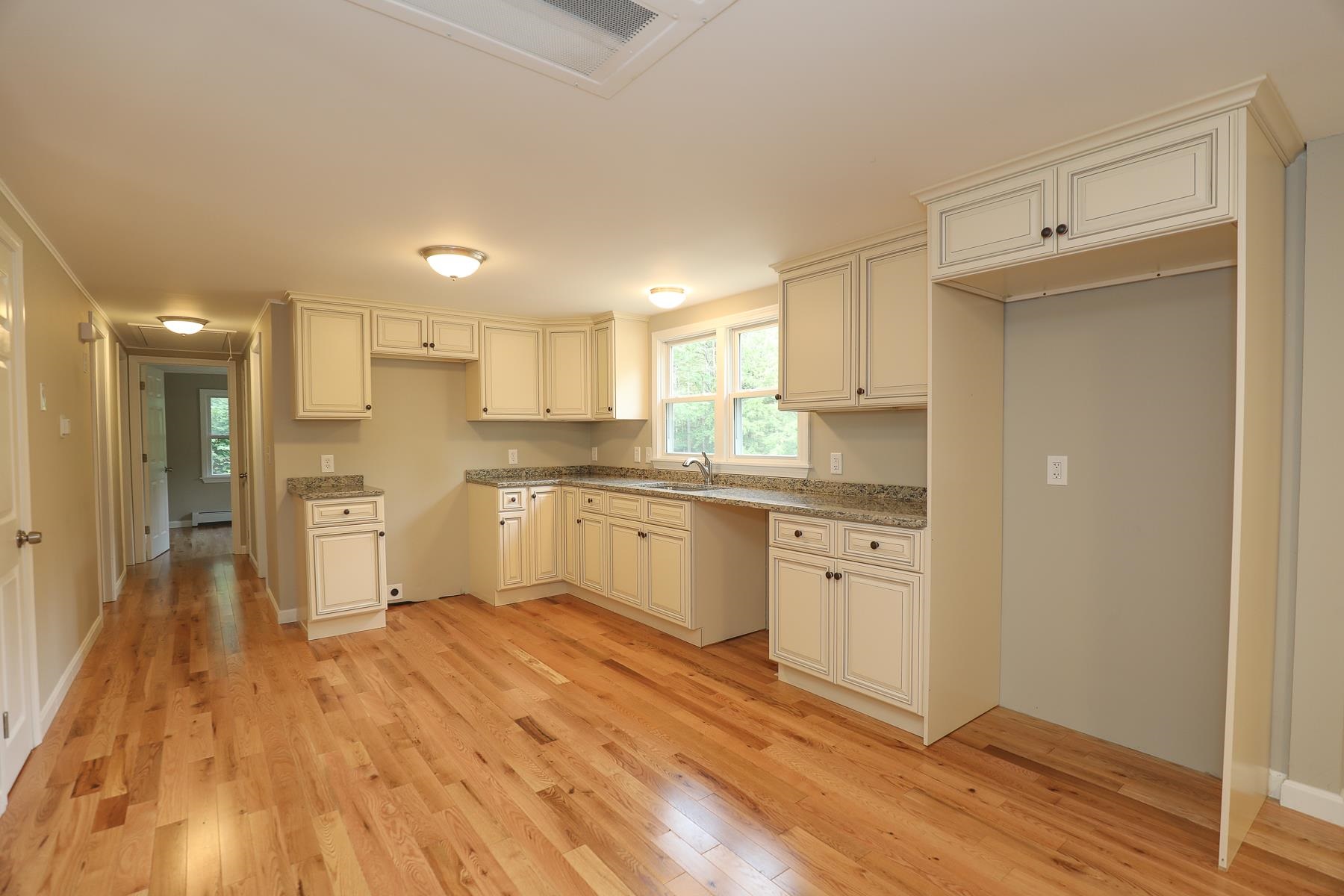 92 Old Chester Road Derry, NH 03038 - Photo 3 of 27