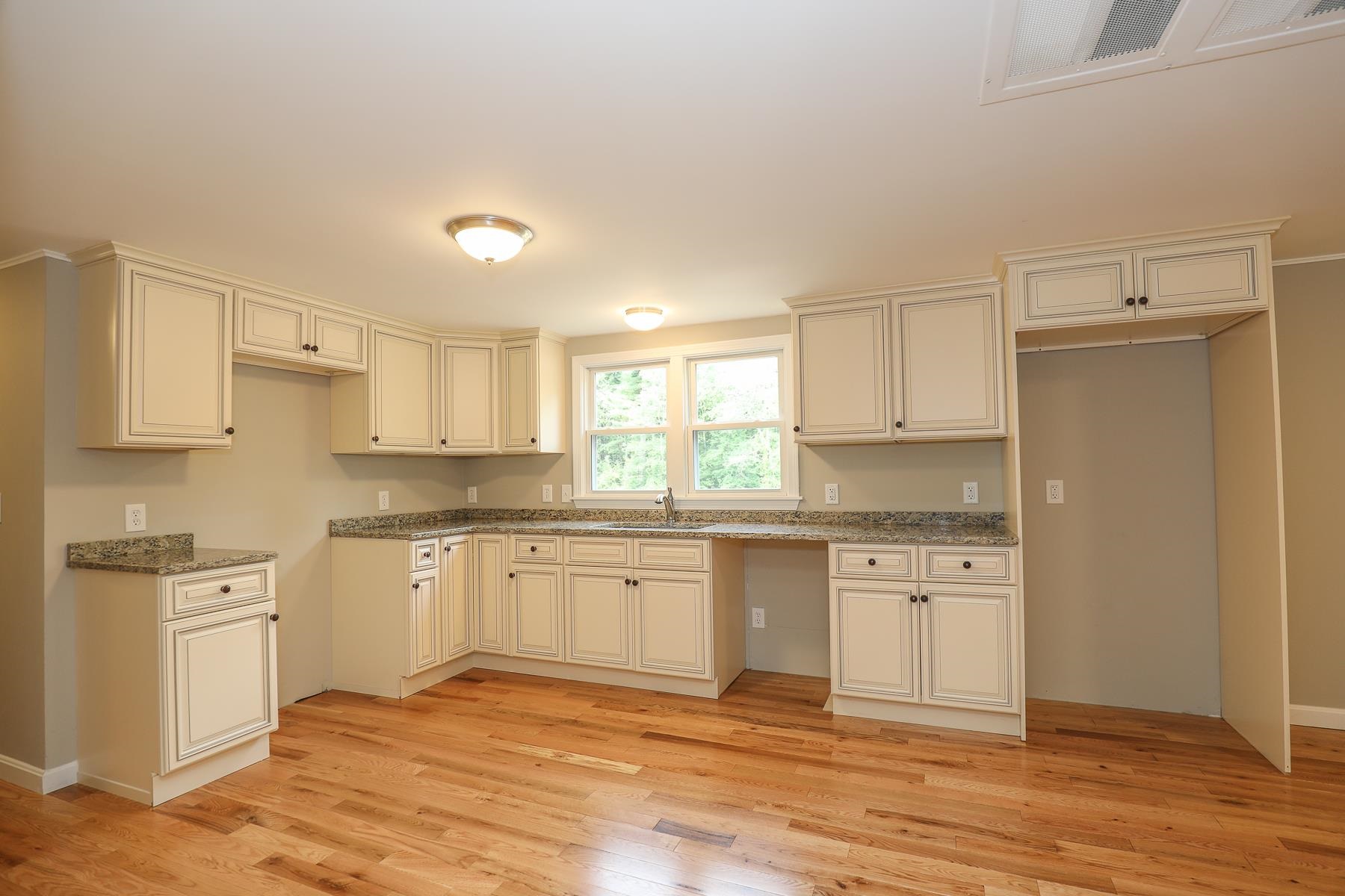 92 Old Chester Road Derry, NH 03038 - Photo 4 of 27