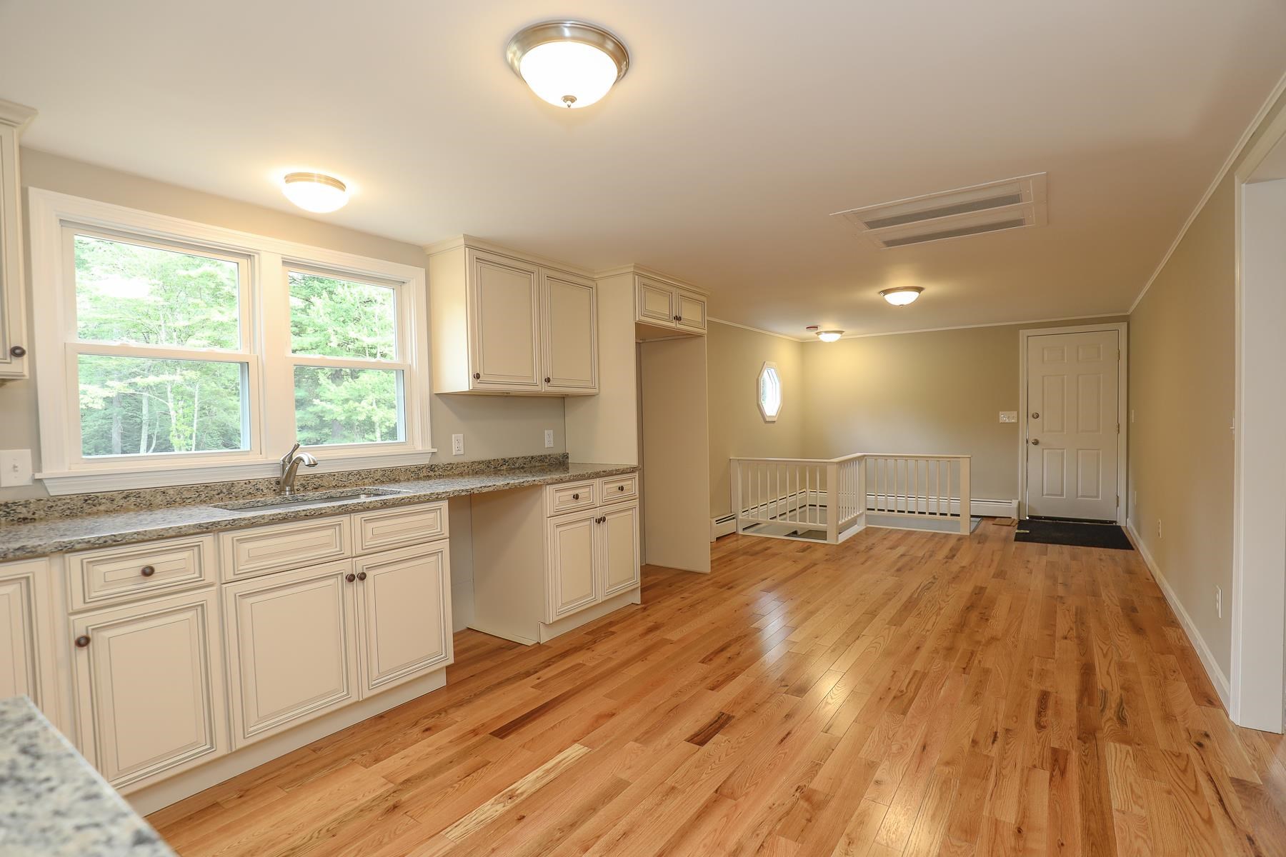 92 Old Chester Road Derry, NH 03038 - Photo 5 of 27