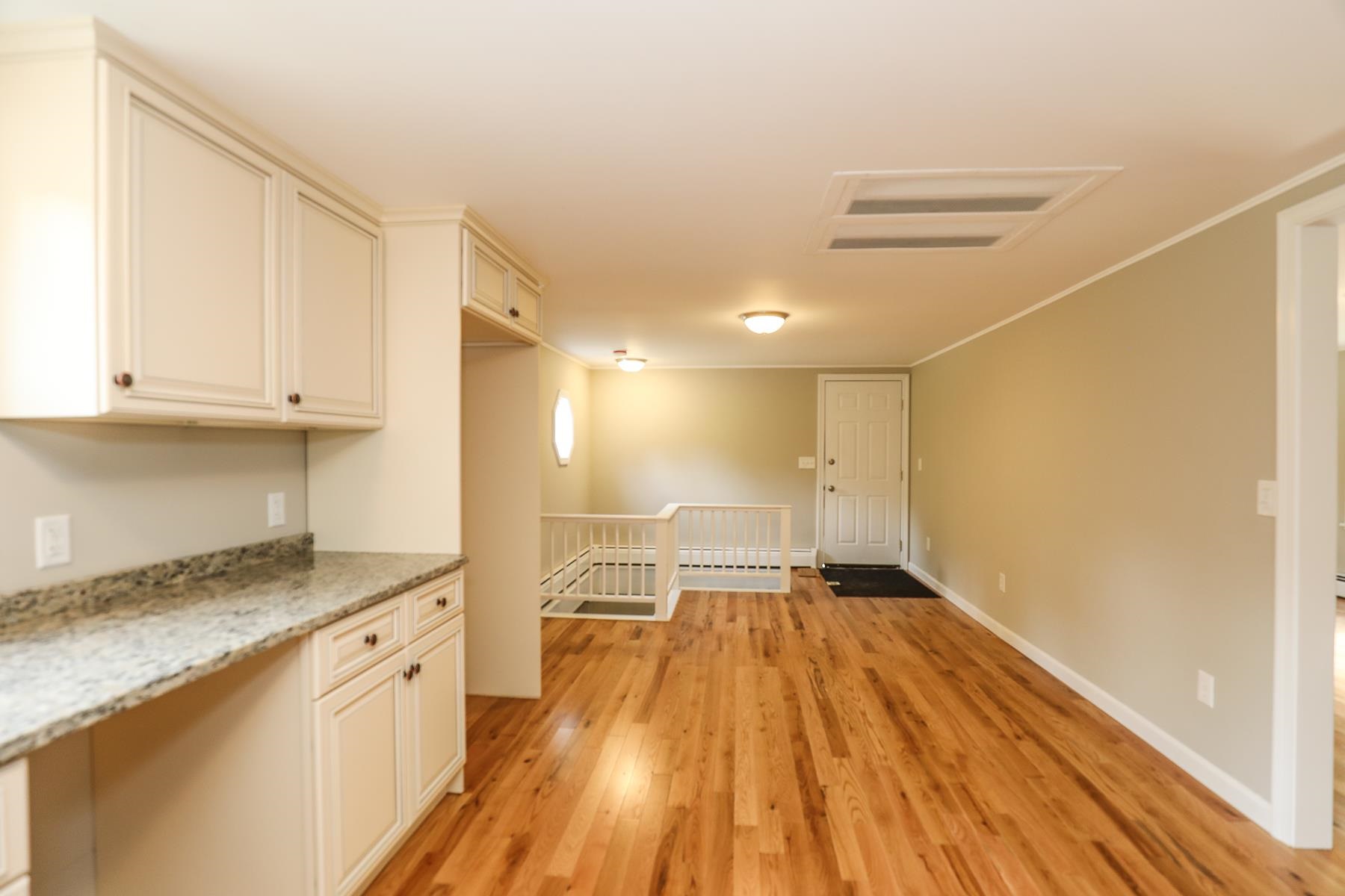 92 Old Chester Road Derry, NH 03038 - Photo 6 of 27