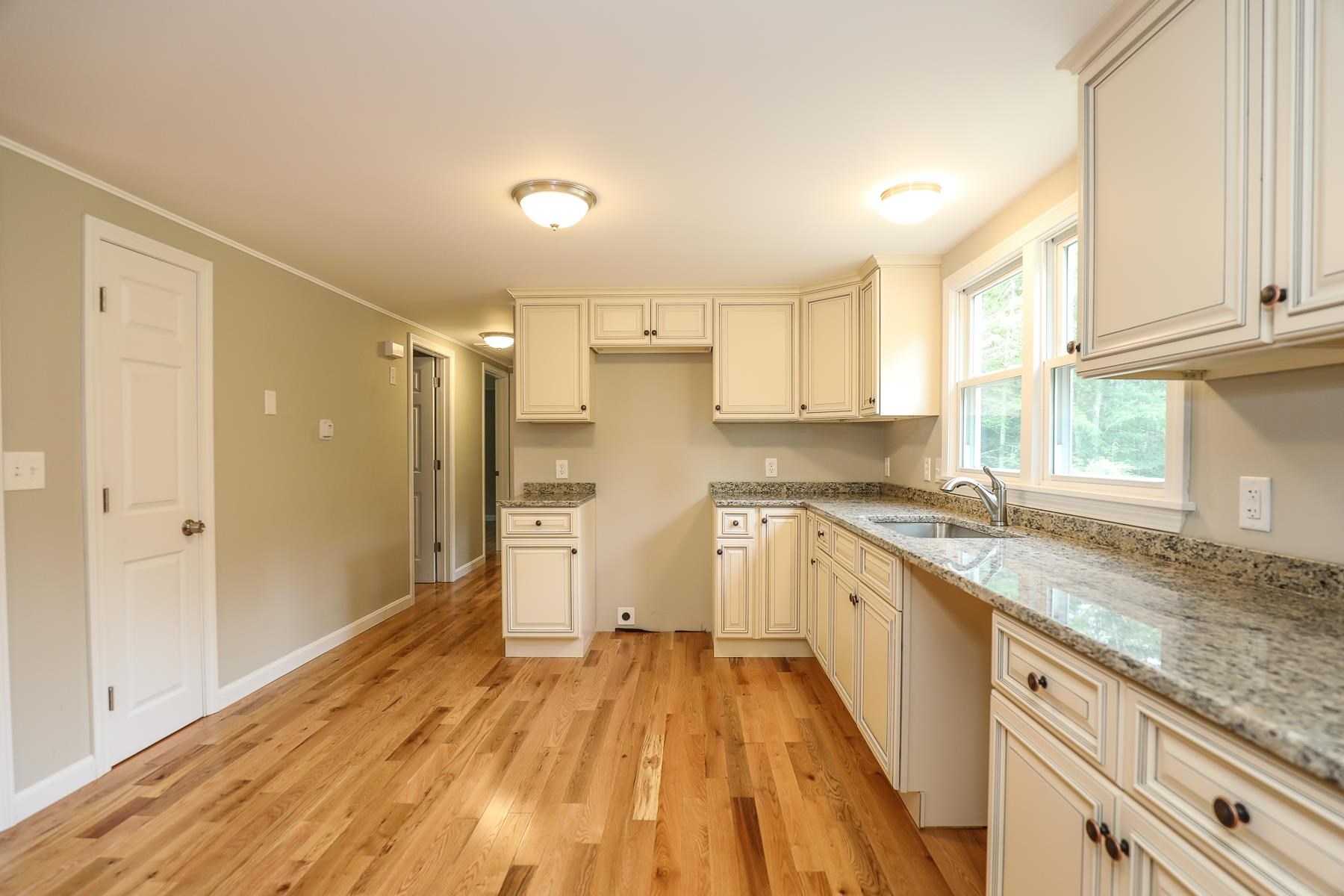92 Old Chester Road Derry, NH 03038 - Photo 7 of 27