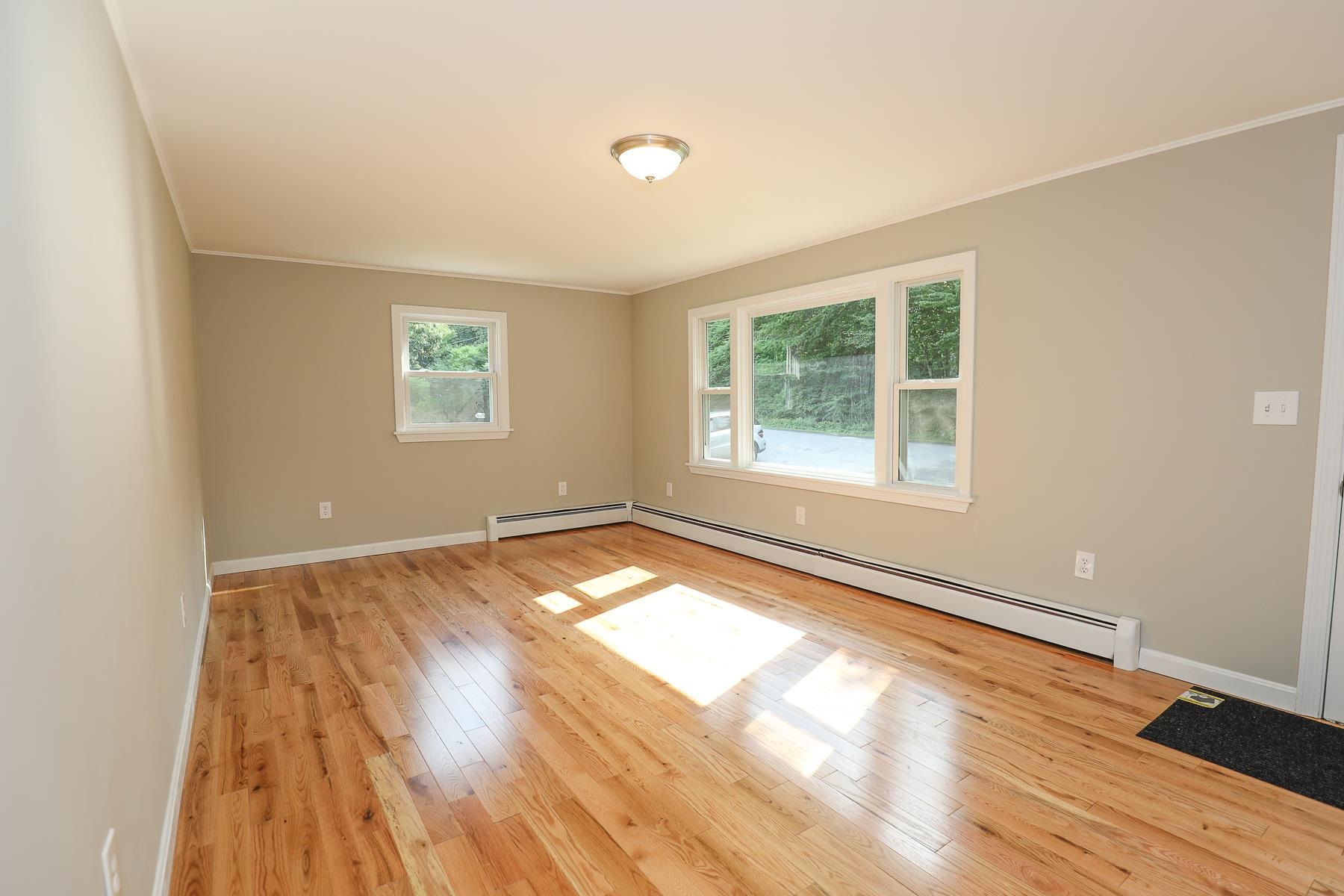 92 Old Chester Road Derry, NH 03038 - Photo 9 of 27