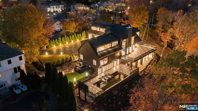 a view of a multi story building