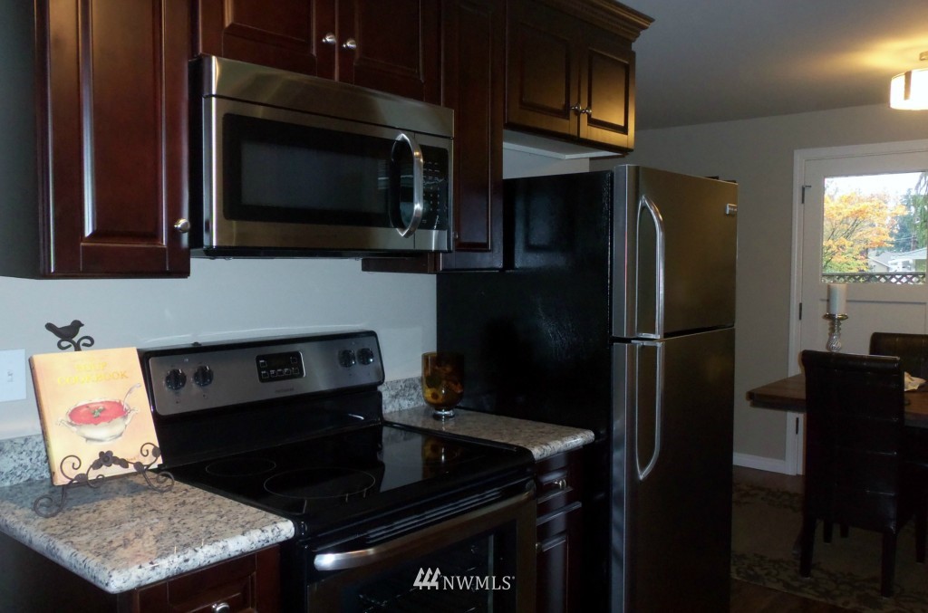 19129 Grannis Road Bothell, WA 98012 - Photo 10 of 17