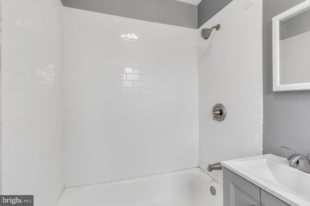 $995 | 707 West Girard Avenue, Unit 3R, Philadelphia, PA 19123