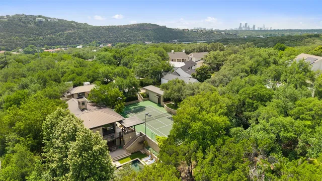 a view of yard with green space