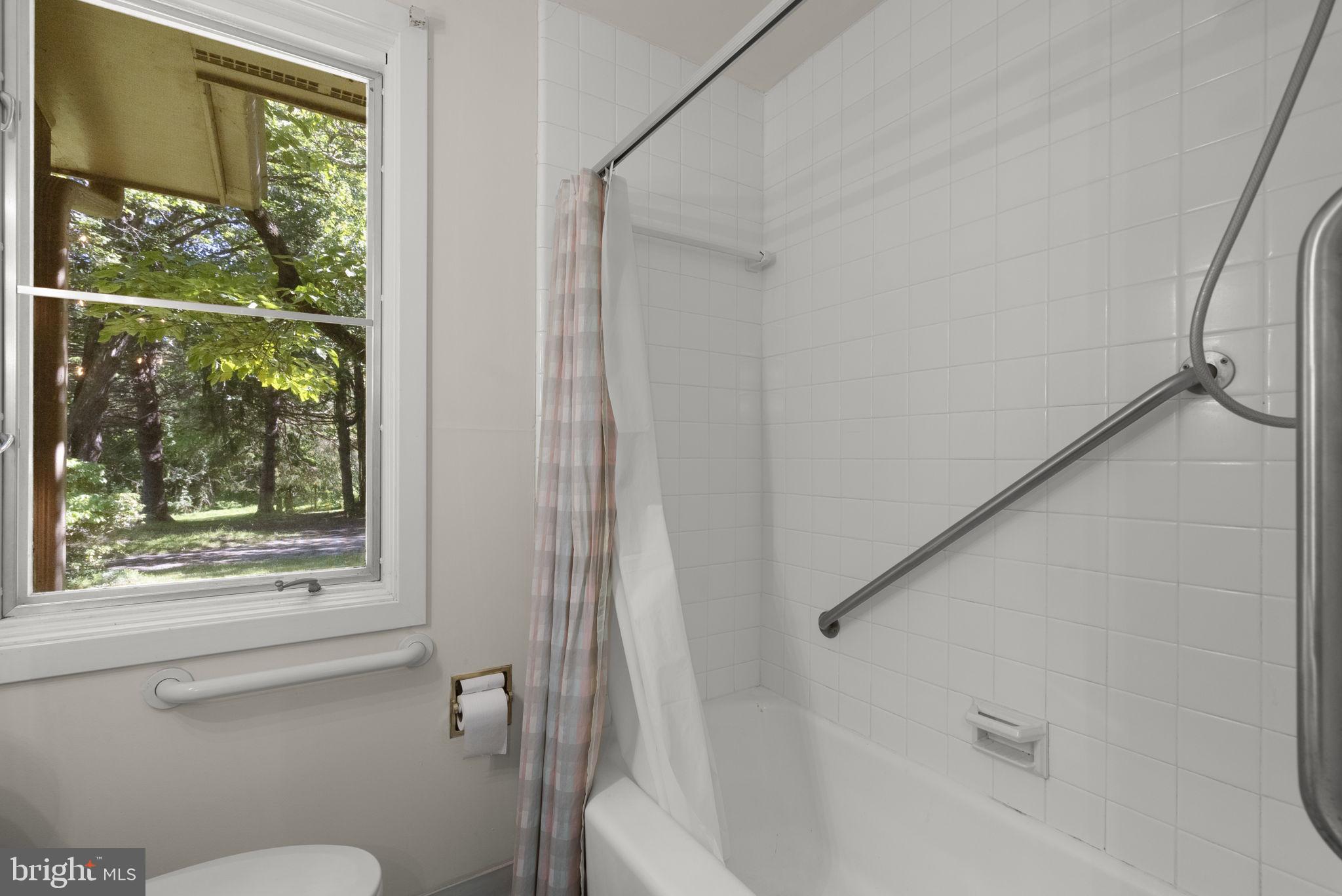 4376 Rte 97 Avenue Brookeville, MD 20833 - Photo 28 of 70 Full Bathroom
