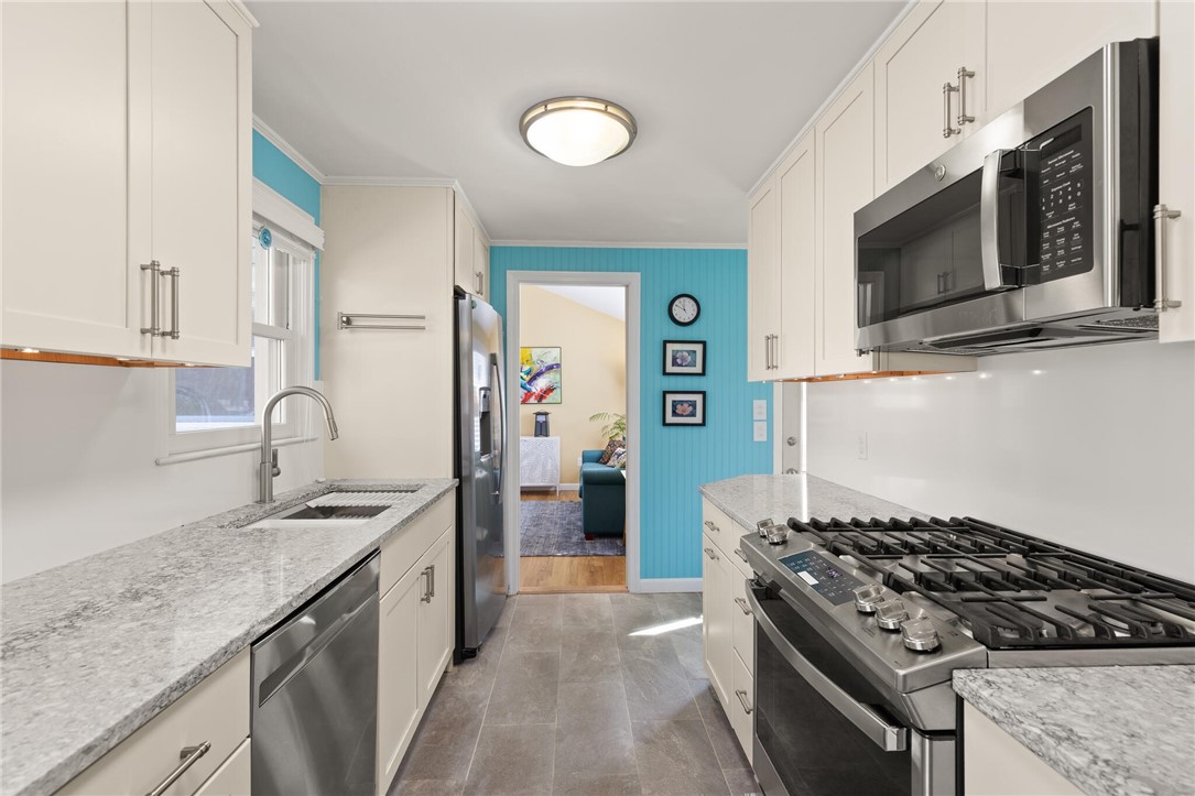 22 Grassy Plain Road East Providence, RI 02915 - Photo 10 of 38