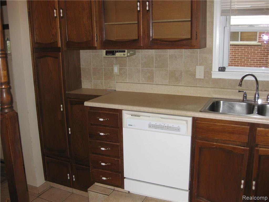 17535 Rougeway Street Livonia, MI 48152 - Photo 24 of 42 Gallery Image 24