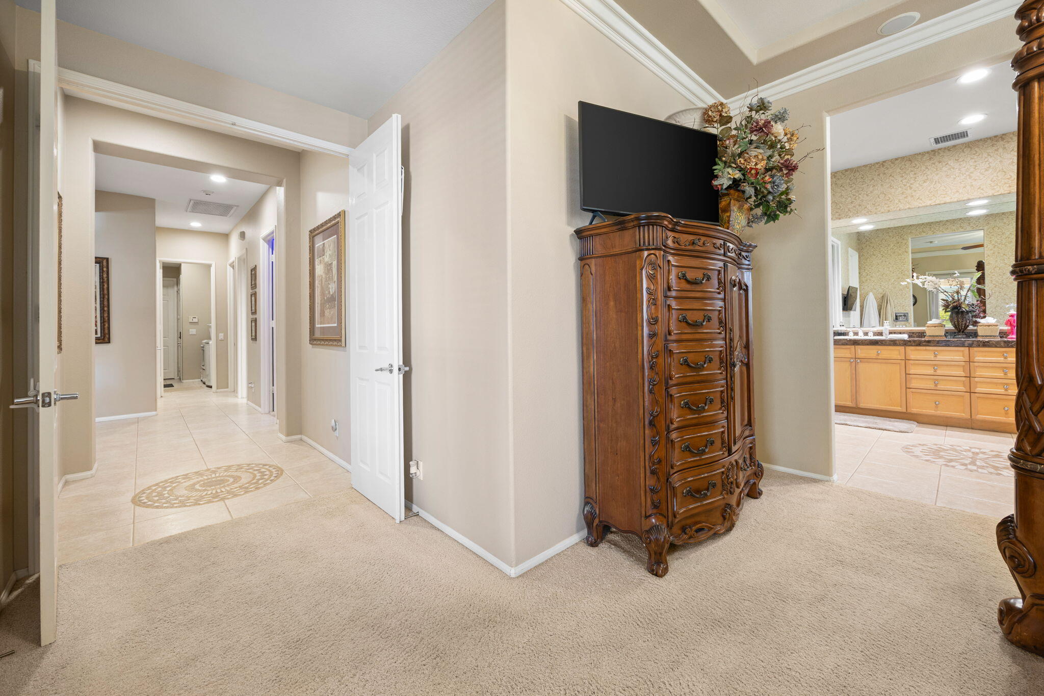 74068 Kokopelli Circle Palm Desert, CA 92211 - Photo 22 of 46 en empty room with furniture and a flat screen tv