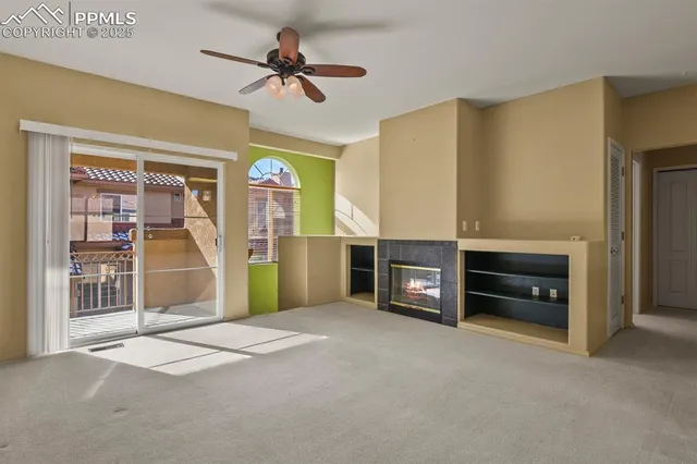 a view of livingroom with furniture and a ceiling fan