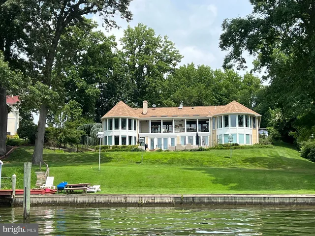 a view of a garden with lawn chairs