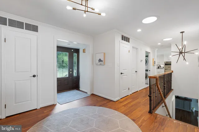 a view of a livingroom with a workspace