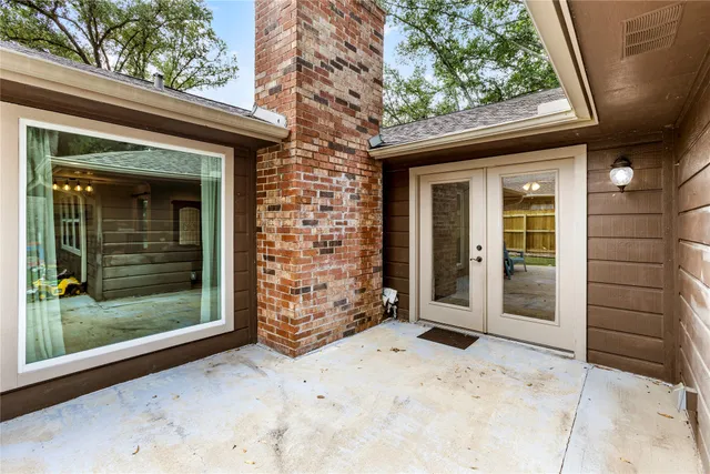 a view of a entrance of the house