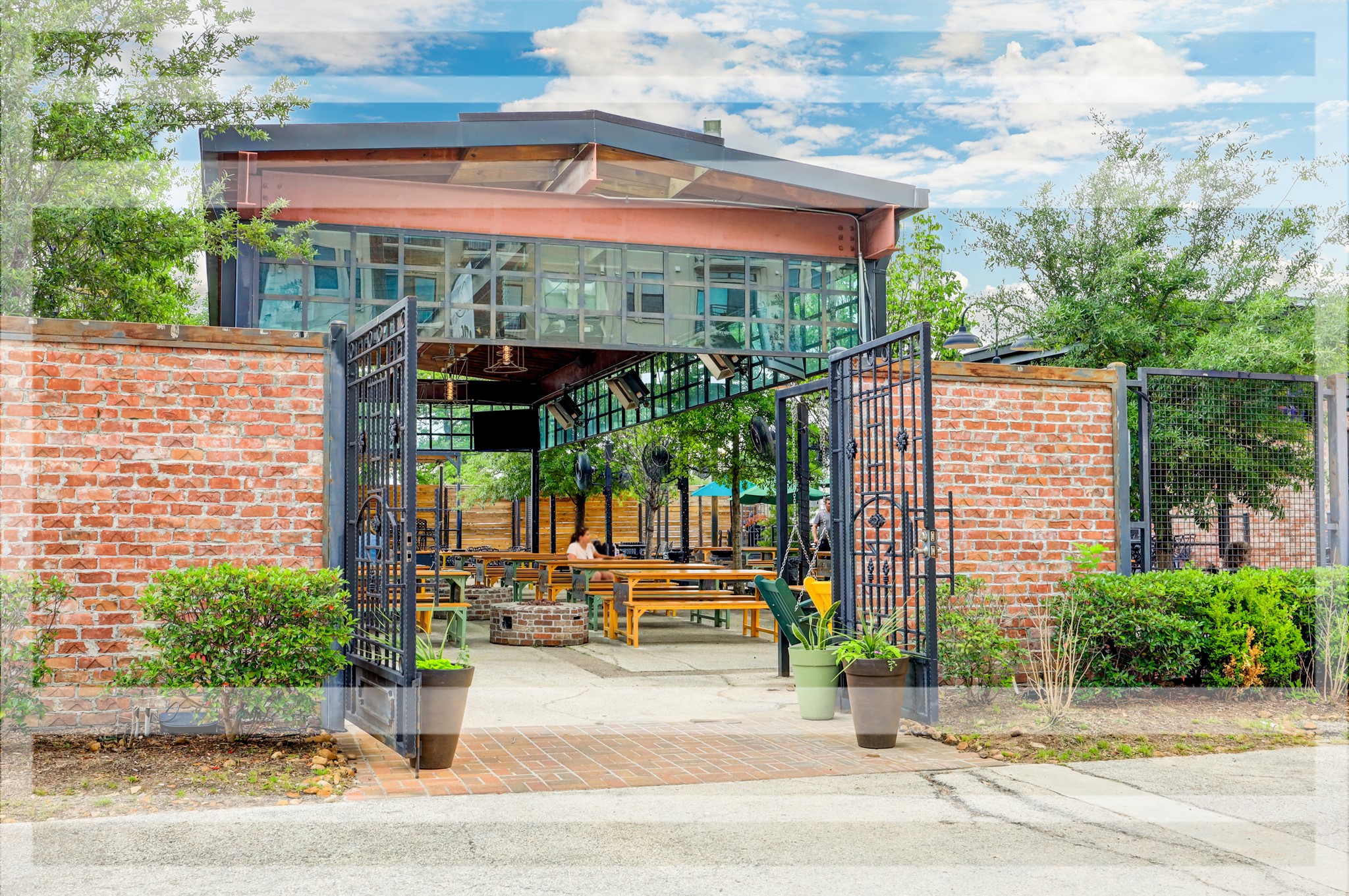 634 West 17th Street Houston, TX 77008 - Photo 35 of 42 Enjoy the multitude of Hot Spots located just blocks away, many within walking distance such as Heights Bier Garten!