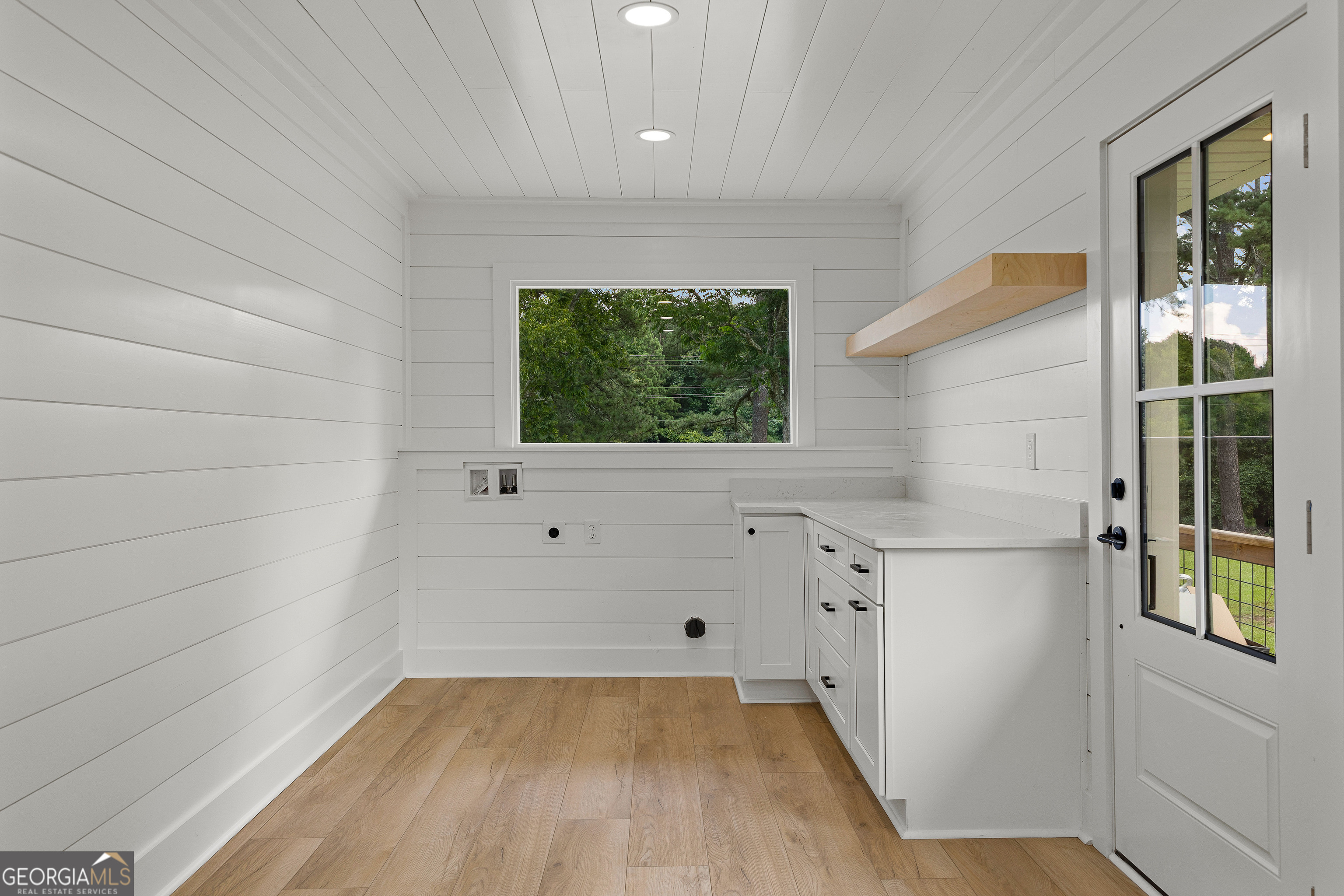 1367 Sharpsburg McCollum Road Sharpsburg, GA 30277 - Photo 30 of 80 a bathroom with a bathtub and a window