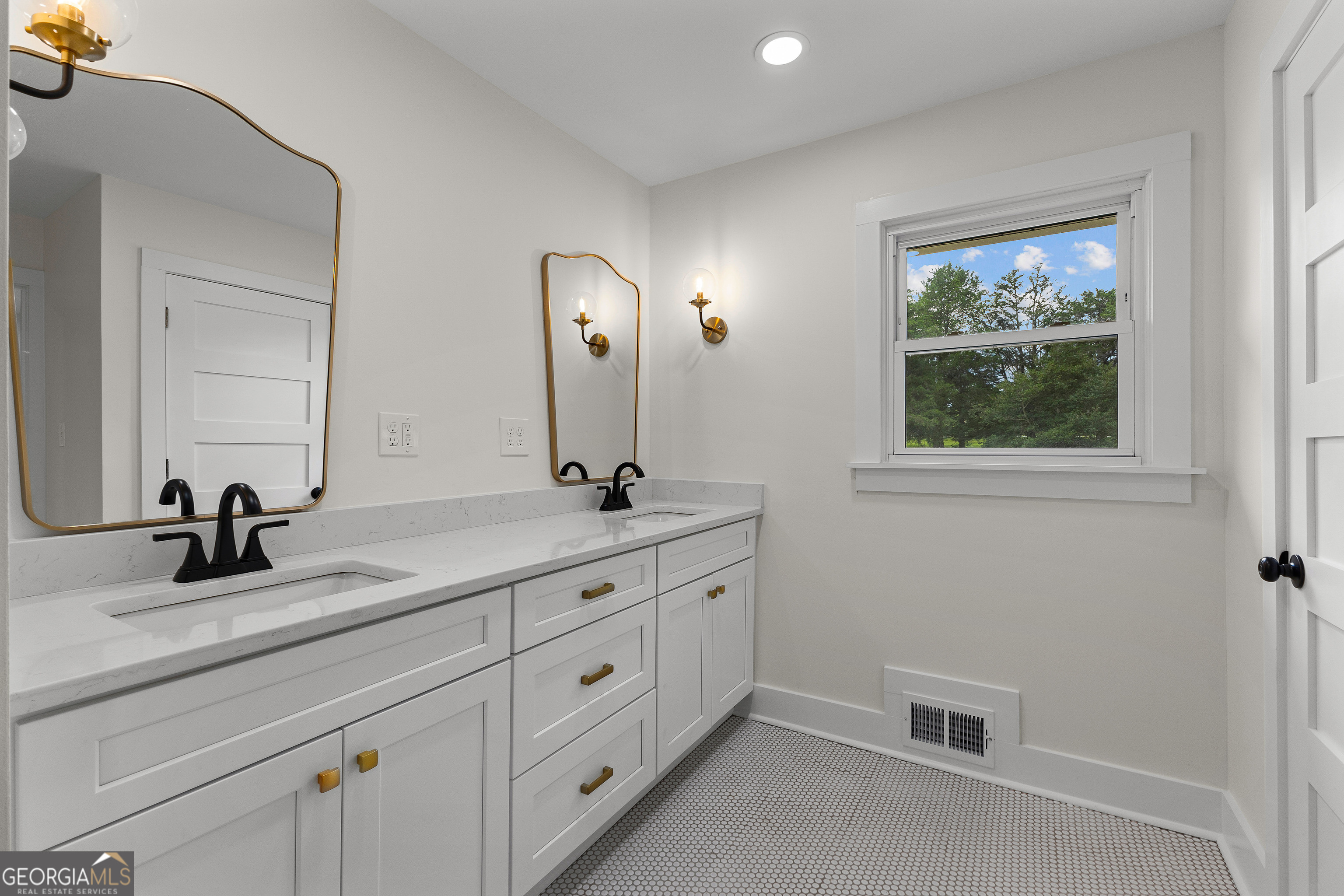 1367 Sharpsburg McCollum Road Sharpsburg, GA 30277 - Photo 46 of 80 a bathroom with 2 sink and a mirror