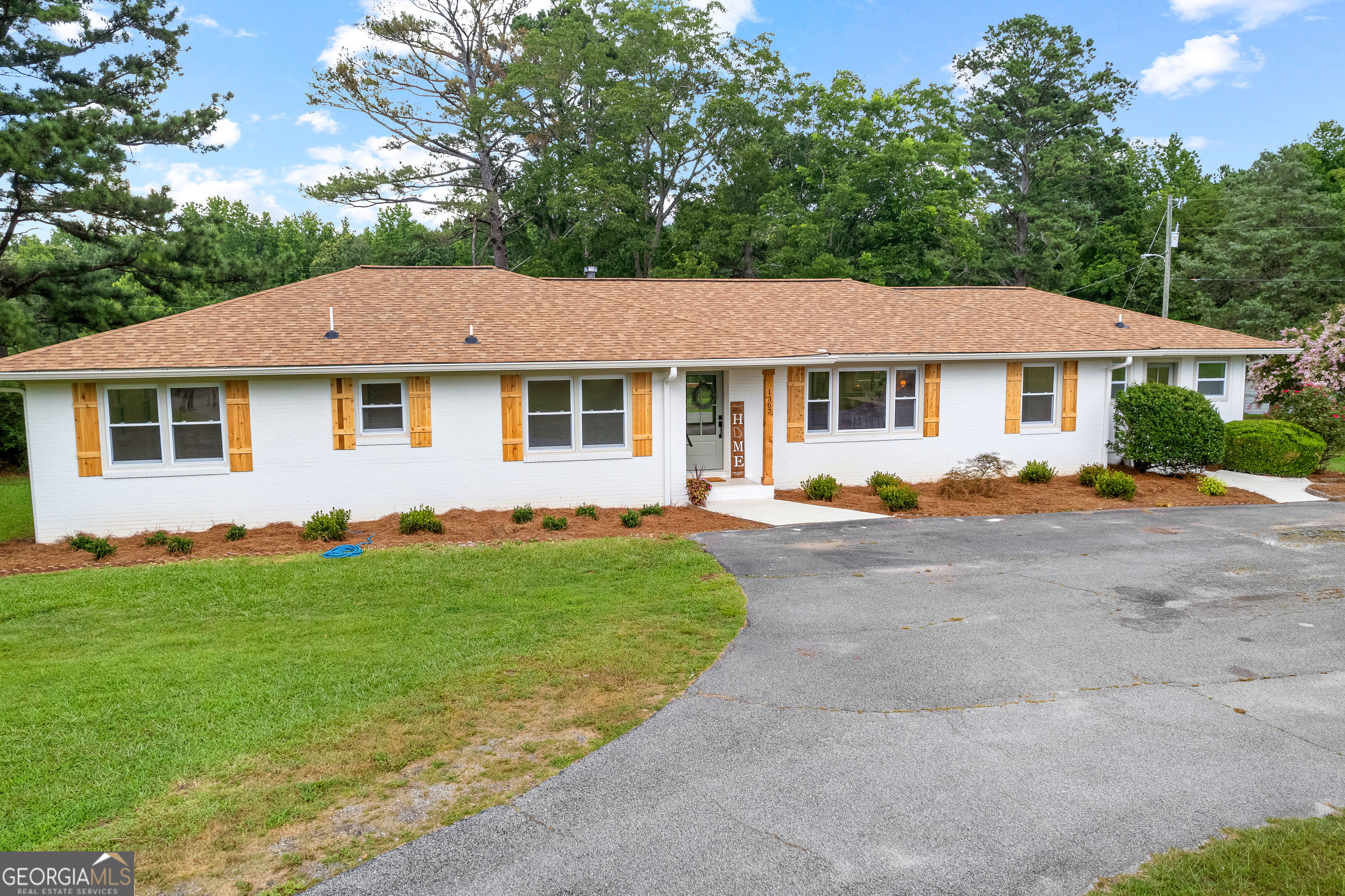 1367 Sharpsburg McCollum Road Sharpsburg, GA 30277 - Photo 8 of 80 a front view of a house with a garden