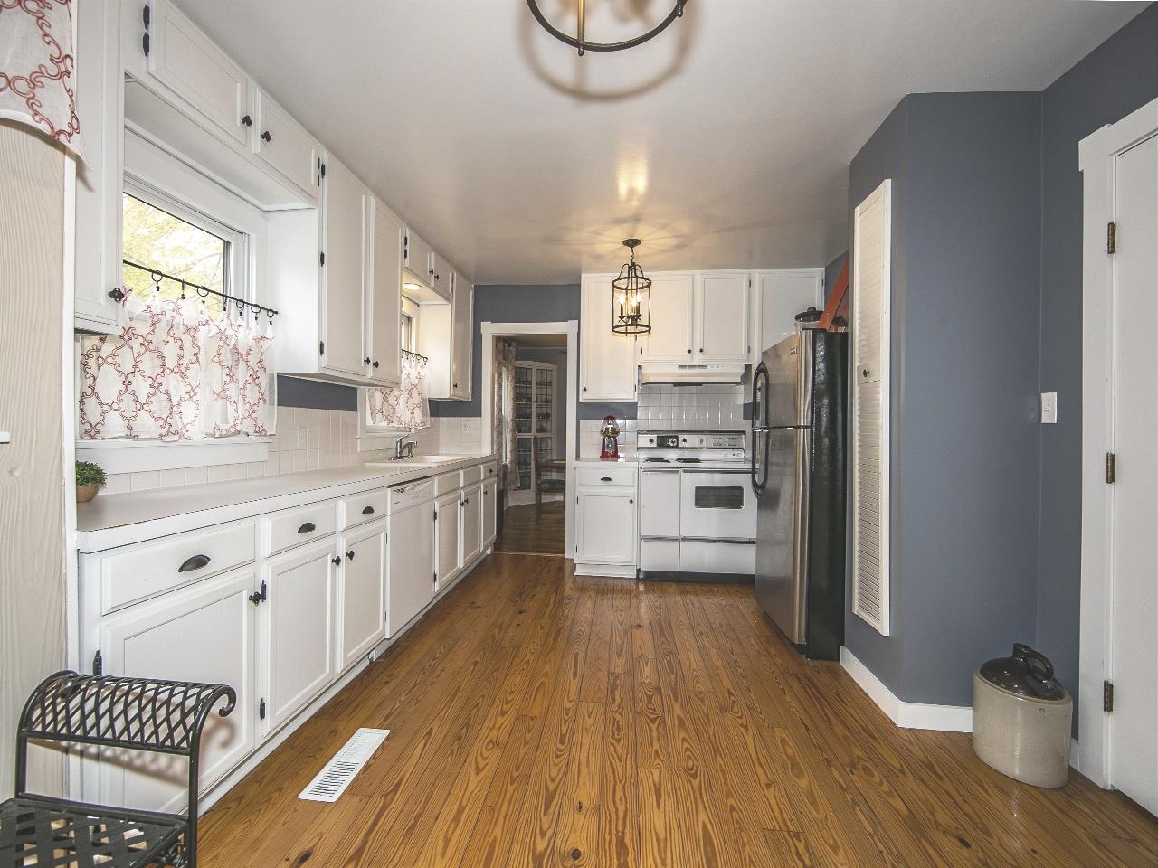 644 North Crestway Street Wichita, KS 67208 - Photo 12 of 34