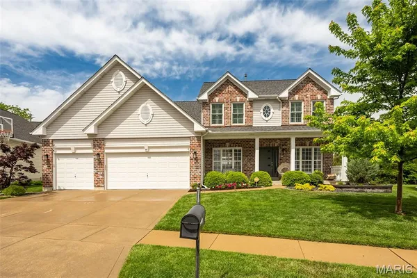 $785,000 | 46 Heritage Pointe Circle, Fenton, MO 63026