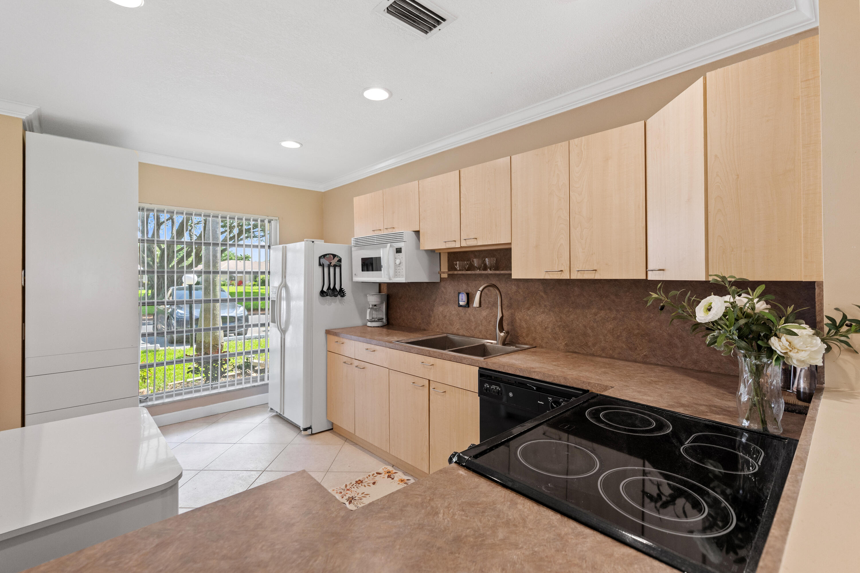 8666 Bella Vista Drive, Unit 111 Boca Raton, FL 33433 - Photo 6 of 44 DSC07767