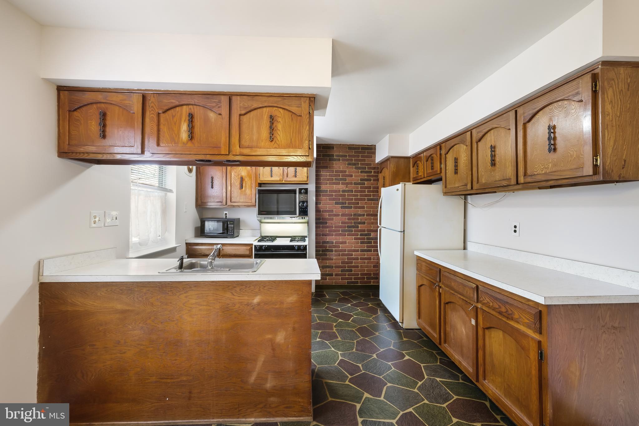 829 West Bells Mill Road Philadelphia, PA 19128 - Photo 13 of 33 Spacious kitchen