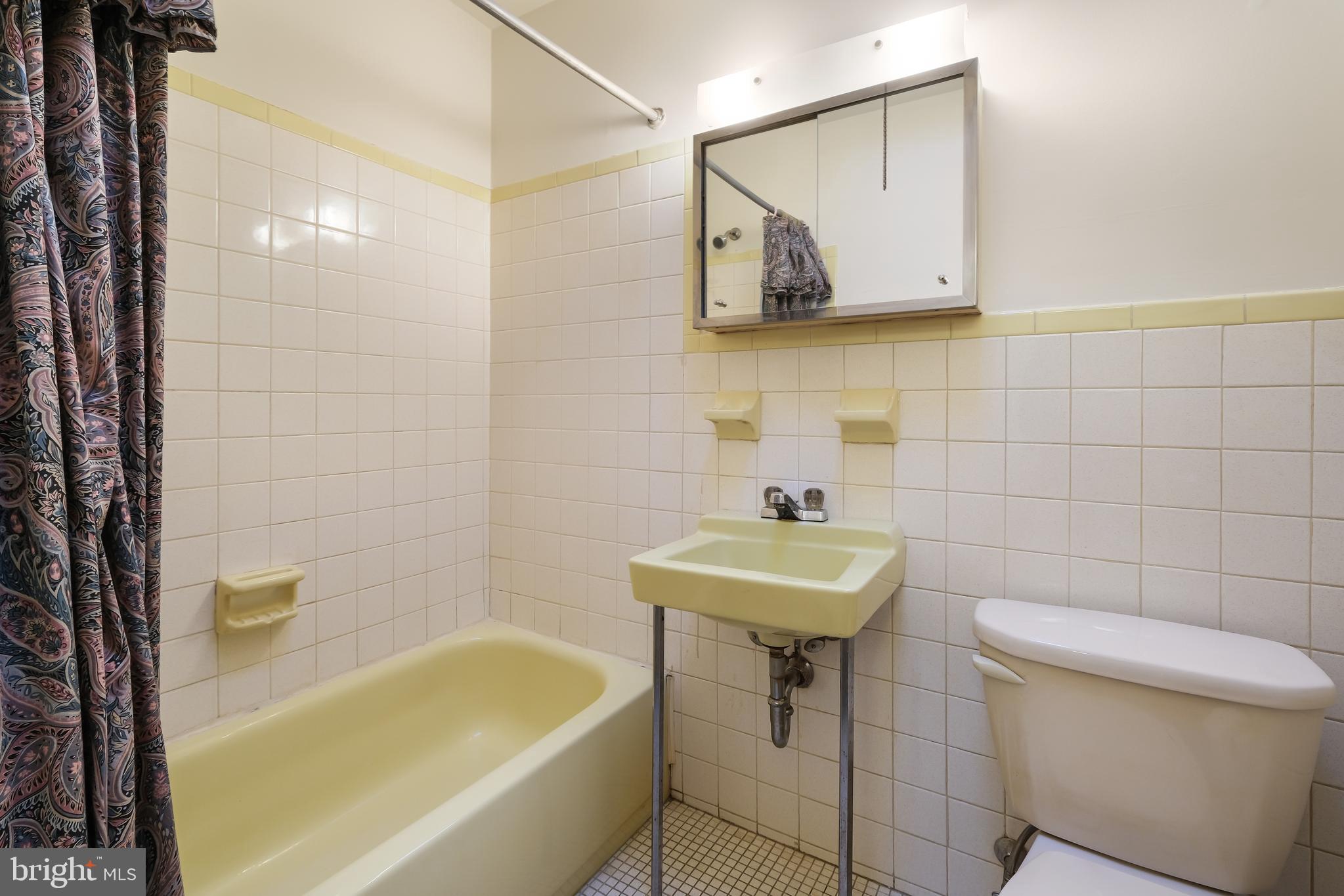 829 West Bells Mill Road Philadelphia, PA 19128 - Photo 18 of 33 Hall bath