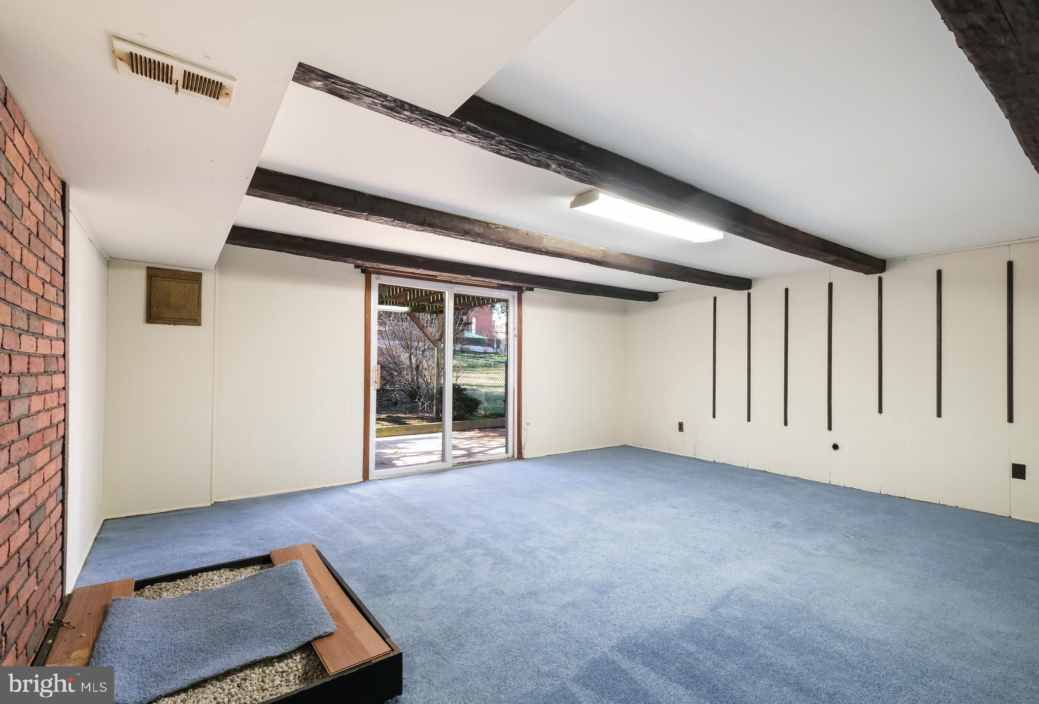 829 West Bells Mill Road Philadelphia, PA 19128 - Photo 26 of 33 Spacious family room