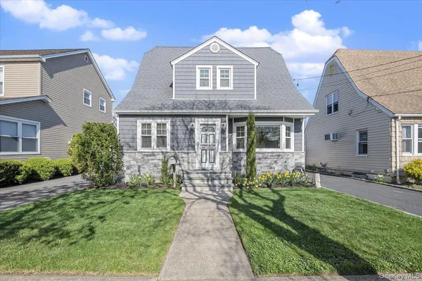 $649,000 | 13 Spruce Street, Hicksville, NY 11801