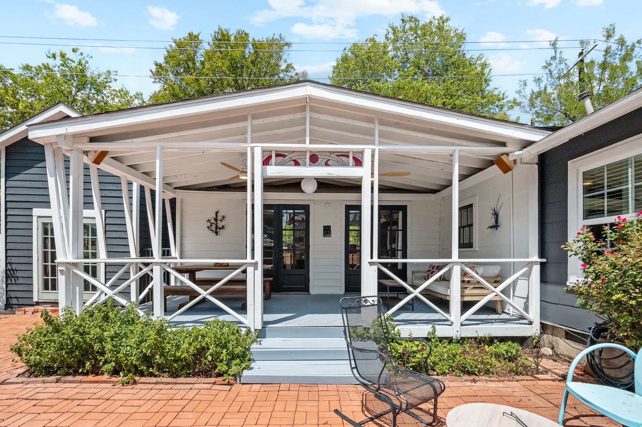 305 East 50th Street Austin, TX 78751 - Photo 29 of 40 a patio with table and chairs