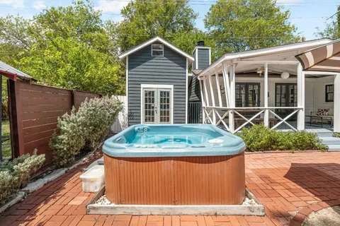 a view of a house with backyard