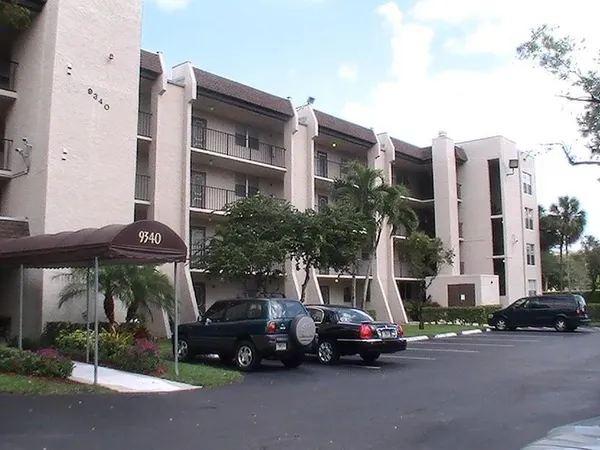 $1,400 | 9340 Lagoon Place, Unit 302, Davie, FL 33324