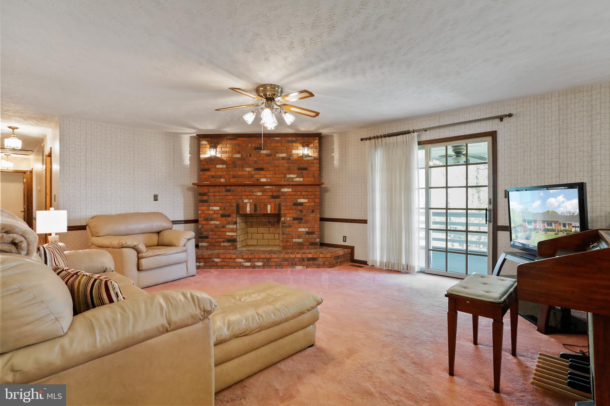 144 Gloucester Road Front Royal, VA 22630 - Photo 19 of 58 Living Room