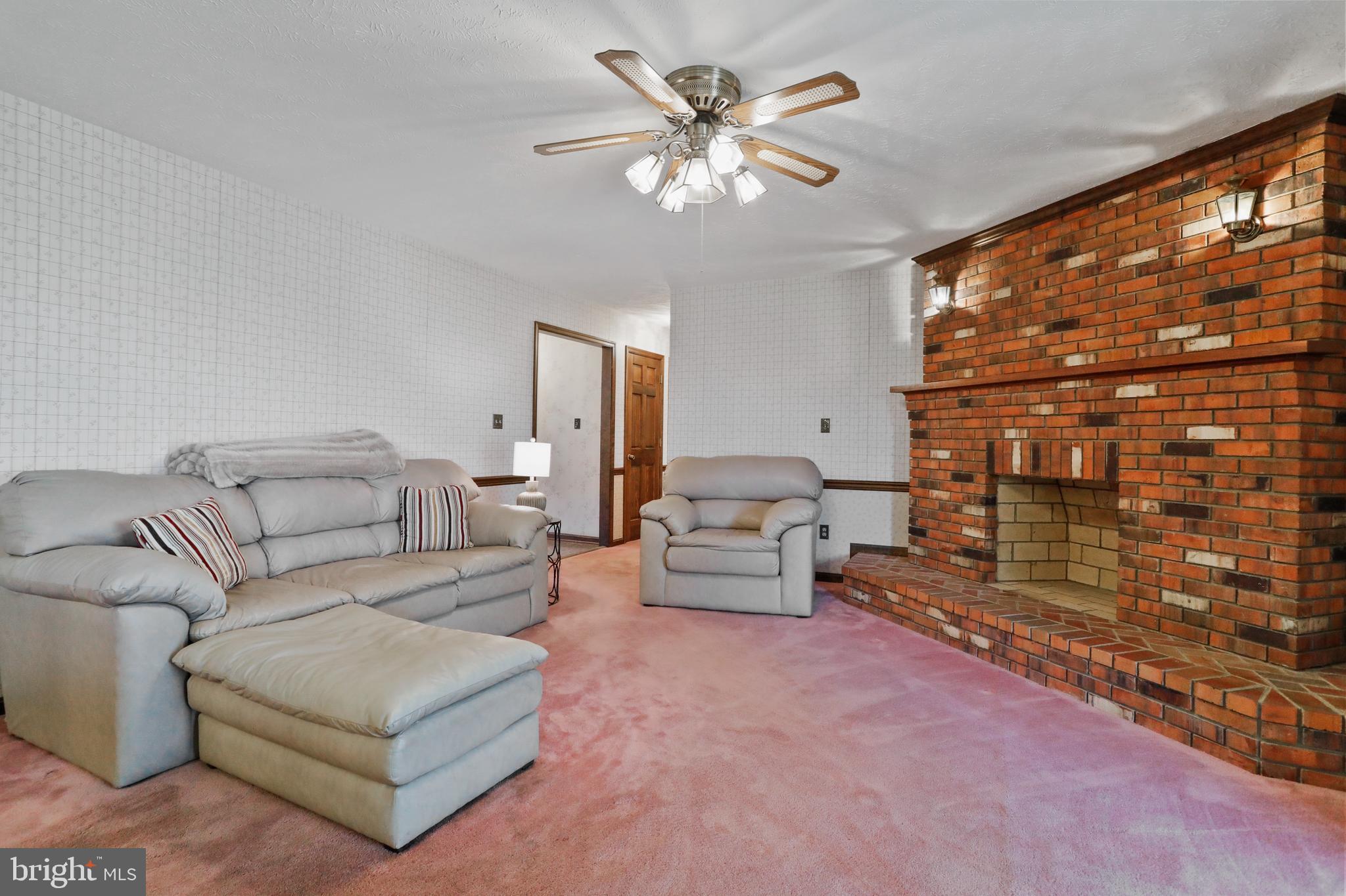 144 Gloucester Road Front Royal, VA 22630 - Photo 20 of 58 Living Room