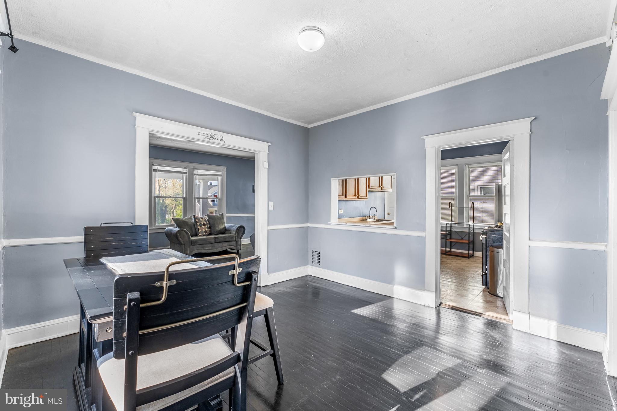 608 Tunbridge Road Baltimore, MD 21212 - Photo 10 of 27 a workspace with furniture and wooden floor